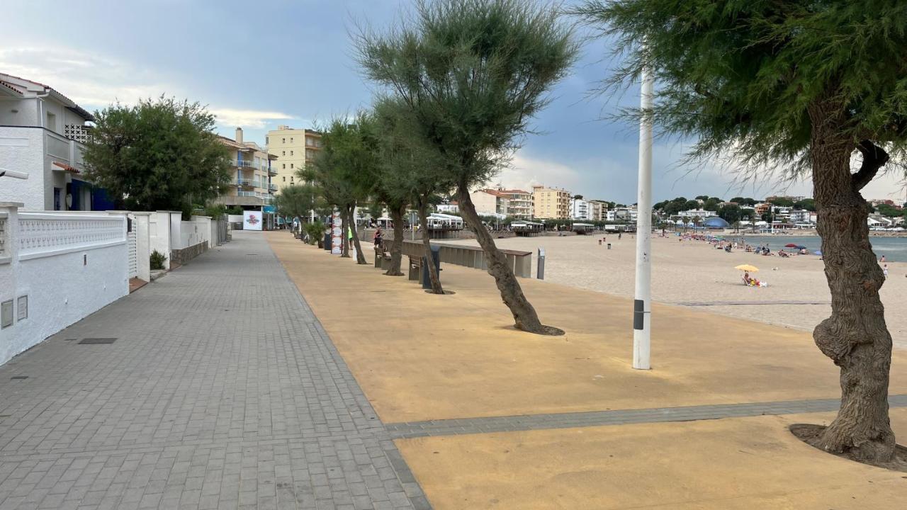 Apartamento En La Playa. Free Parking. Free Wifi L' Escala Kültér fotó