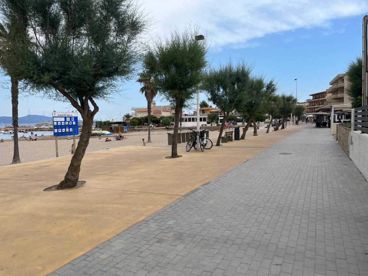 Apartamento En La Playa. Free Parking. Free Wifi L' Escala Kültér fotó